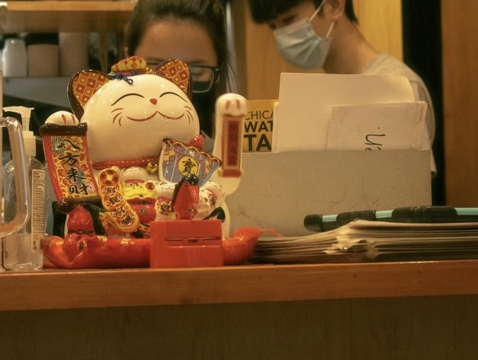 Waving cat at a ramen restaurant